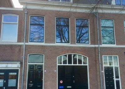 Buitenschilderwerk aan een monumentaal herenhuis in Haarlem